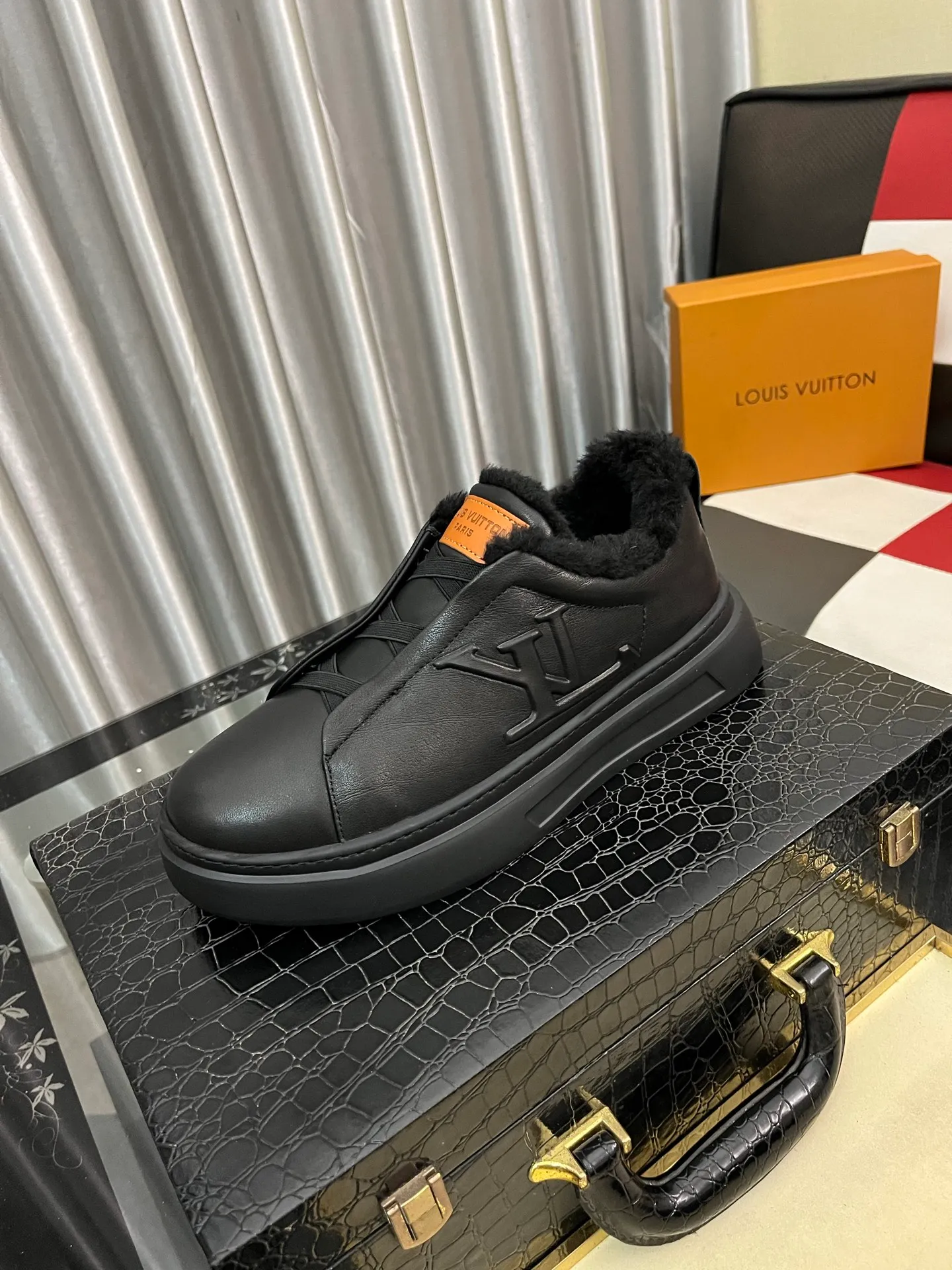Men's shoes 💰480⌚️⌚️《Louis Vuitton/LV Louis Vuitton》casual shoes are a must-have for trendy men😍😍 Original brand imported from Italy, imported original leather, cow lining (refuse to discolor and grind feet) sole: original sole provided by the original factory, French lazy style design ⚠️fitting on the feet. Original quality super comfortable original sole. Code number: 38-442️⃣Colors available